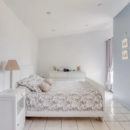 B&B Maison Blanche Piscine Et Petit Dejeuner 샤틀레로