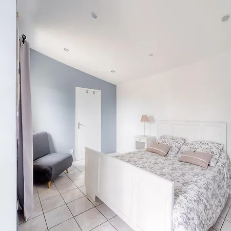 Maison Blanche Piscine Et Petit Dejeuner * Châtellerault