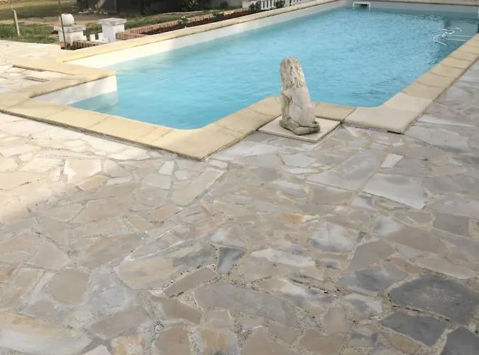 Maison Blanche Piscine Et Petit Déjeuner Bed and breakfast Châtellerault