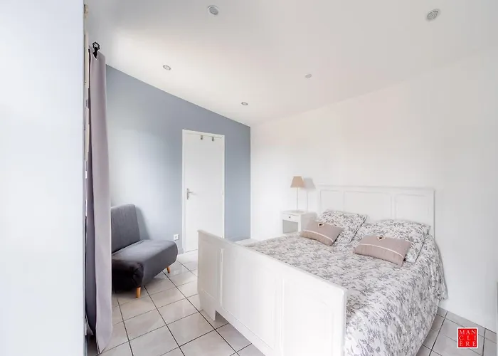 Maison Blanche Piscine Et Petit Déjeuner 3* Châtellerault