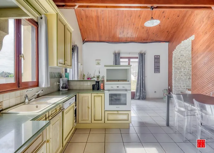 Maison Blanche Piscine Et Petit Déjeuner Bed and breakfast Châtellerault