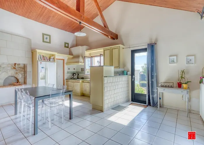 Maison Blanche Piscine Et Petit Déjeuner 3* Châtellerault